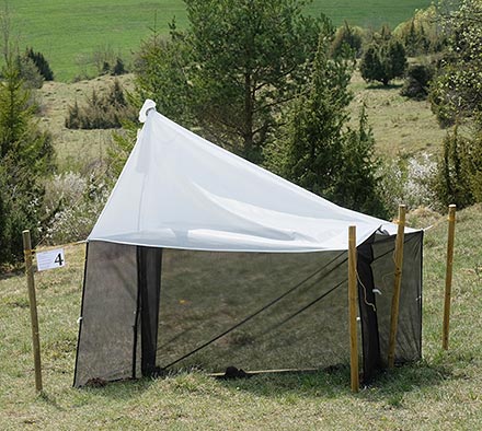 Tält med tak högre vid ena gaveln