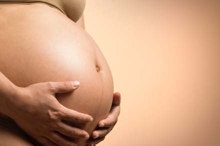 Magen på gravid kvinna